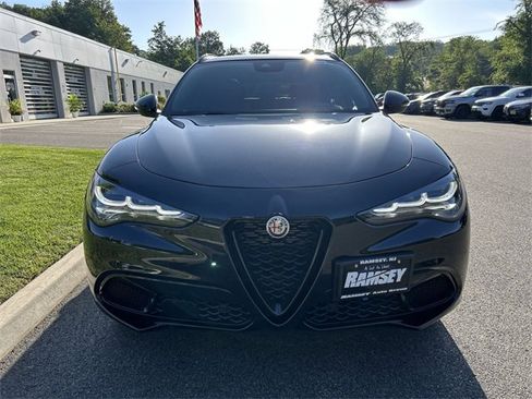 Used 2024 Alfa Romeo Stelvio Veloce image 3