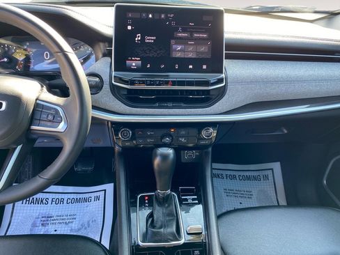 Used 2024 Jeep Compass Latitude image 11