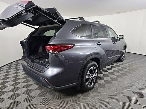 Used 2023 Toyota Highlander XLE image 11