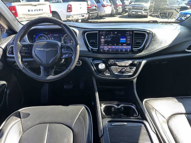 Certified 2025 Chrysler Pacifica Limited FWD image 8