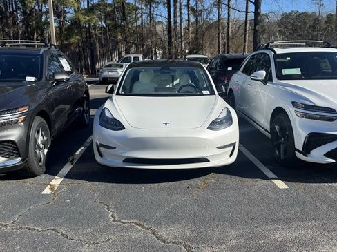 Used 2023 Tesla Model 3 Standard Range image 1