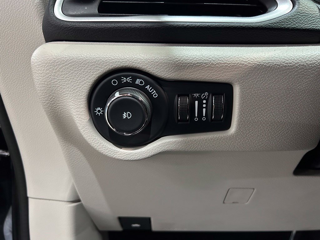 Used 2024 Chrysler Pacifica Touring-L FWD image 20