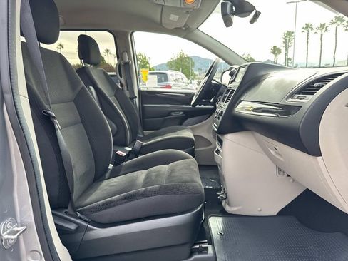 Used 2018 Dodge Grand Caravan SE w/ UConnect Hands-Free Group image 29