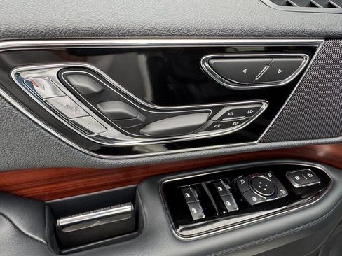 Used 2022 Lincoln Navigator Reserve w/ Monochromatic Package image 16