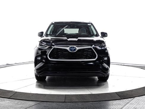 Certified 2024 Toyota Highlander XLE image 2