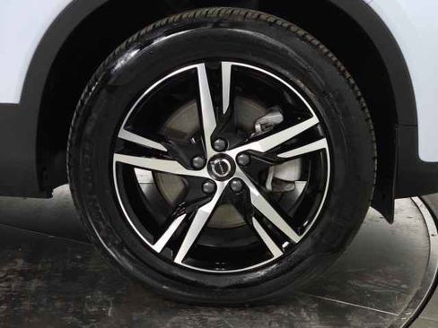 Certified 2025 Volvo XC40 B5 Core image 12