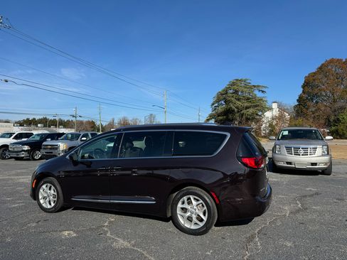 Used 2017 Chrysler Pacifica Touring-L Plus w/ Advanced Safetytec Group image 4