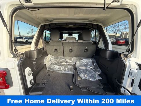 Used 2025 Jeep Wrangler Unlimited Sahara w/ Safety Group image 25