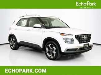 Used 2025 Hyundai Venue SEL video 1