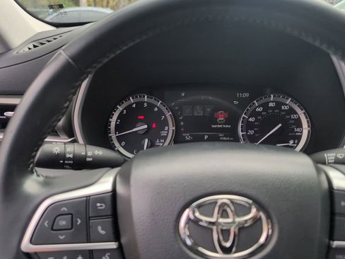 Used 2022 Toyota Highlander XLE image 19