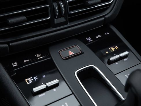 Certified 2026 Porsche Macan AWD/4WD image 25