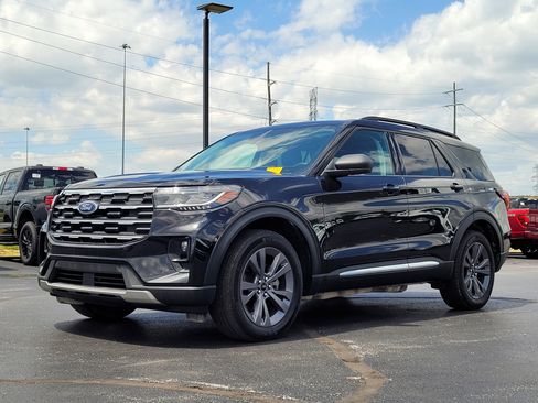 Certified 2025 Ford Explorer Active w/ Active Comfort Package AWD/4WD image 8
