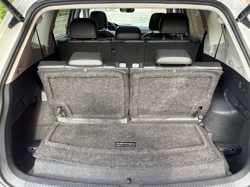 Used 2022 Volkswagen Tiguan SE w/ Panoramic Sunroof Package FWD image 19