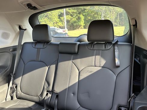 Used 2025 Honda Pilot Touring image 11
