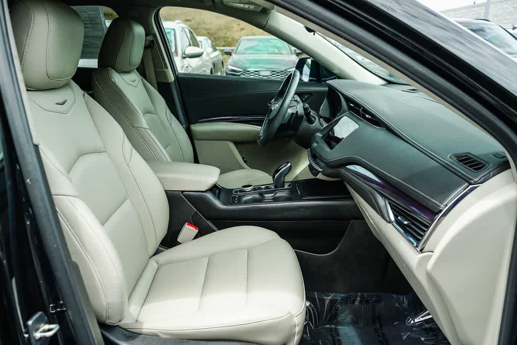 Used 2023 Cadillac XT4 Luxury w/ Cold Weather Package FWD image 16