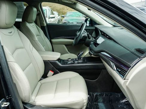 Used 2023 Cadillac XT4 Luxury w/ Cold Weather Package FWD image 16