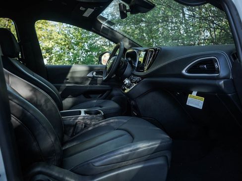 New 2026 Chrysler Pacifica Select image 11
