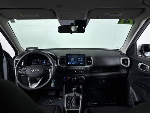 Used 2021 Hyundai Venue SE image 3