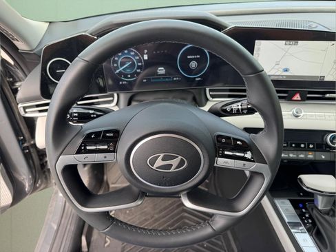 Certified 2025 Hyundai Elantra Limited FWD image 26