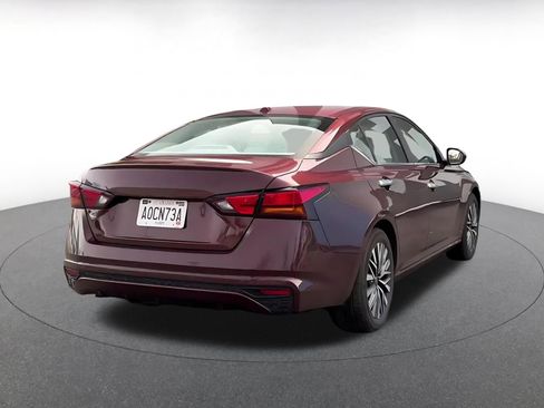 Used 2025 Nissan Altima 2.5 SV FWD image 12