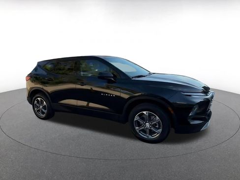 Used 2025 Chevrolet Blazer LT FWD image 2