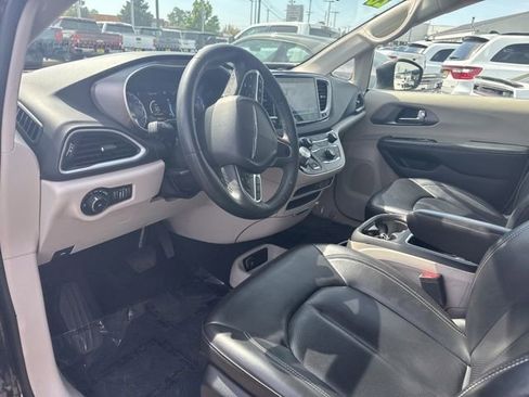 Used 2023 Chrysler Pacifica Touring-L FWD image 18