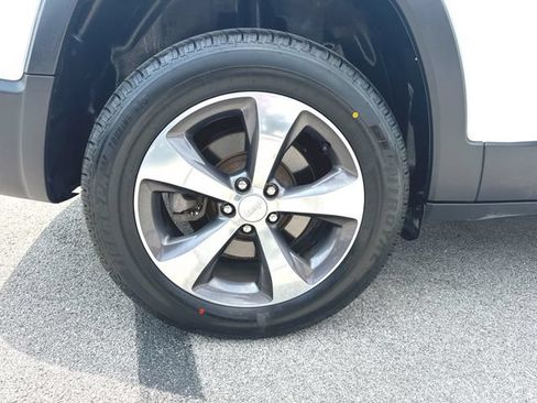 Used 2019 Jeep Cherokee Limited AWD/4WD image 33