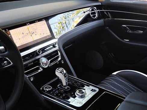 Used 2022 Bentley Flying Spur Plug-In Hybrid AWD/4WD image 20