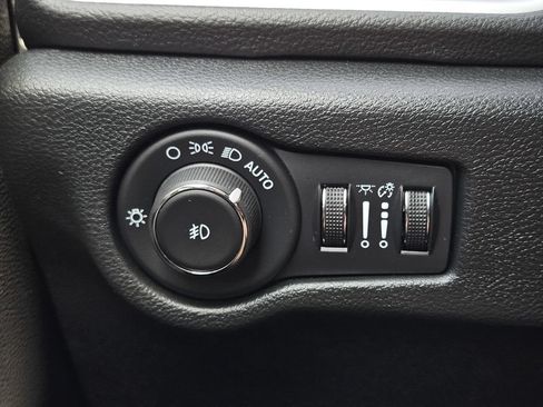 Used 2024 Chrysler Pacifica Touring FWD image 22