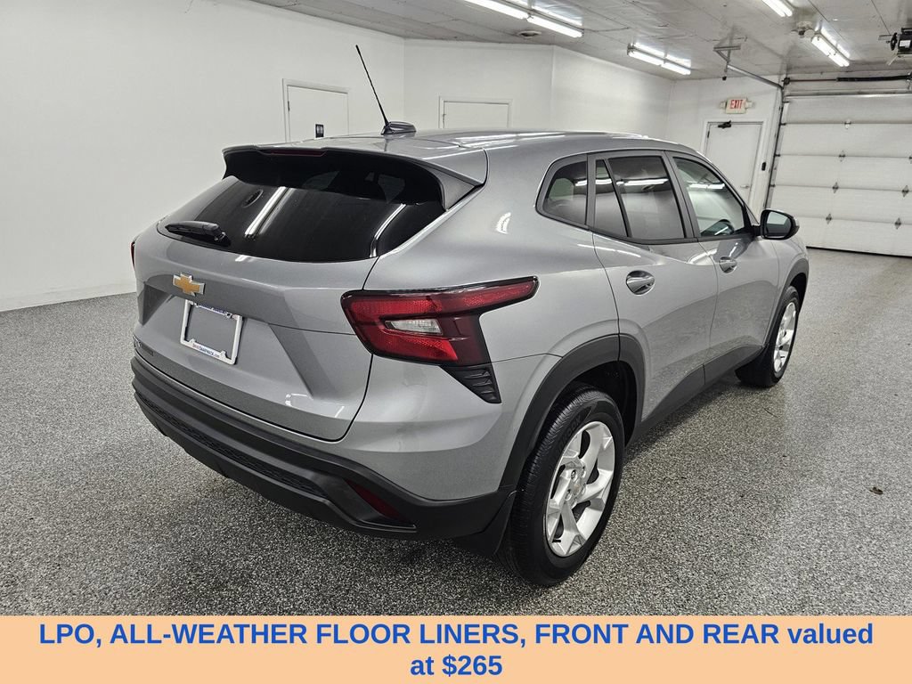 Used 2026 Chevrolet Trax LS w/ LS Convenience Package FWD image 4