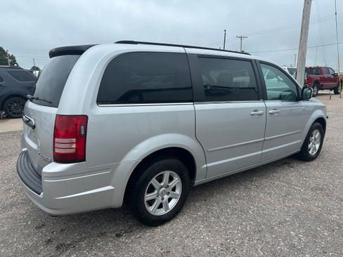 Used 2010 Chrysler Town & Country Touring FWD image 6