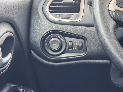 Used 2016 Jeep Renegade Limited image 13
