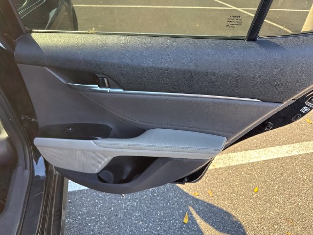 Used 2018 Toyota Camry XLE FWD image 16
