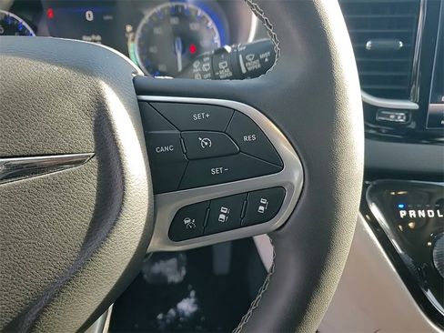 Used 2024 Chrysler Pacifica Touring-L image 28