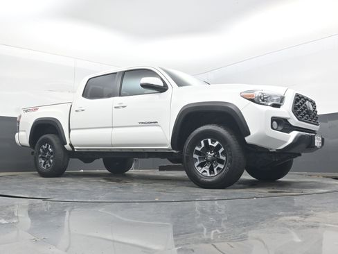 Used 2022 Toyota Tacoma TRD Off-Road w/ Technology Package AWD/4WD image 17