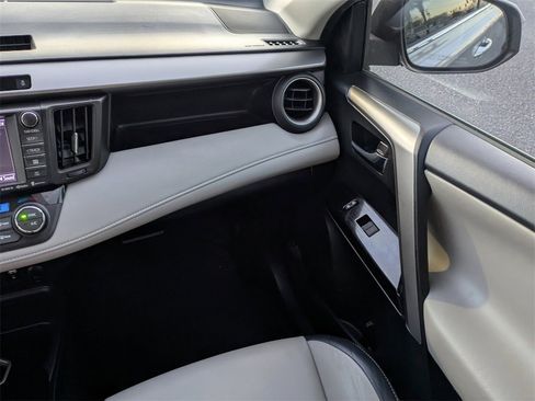 Used 2016 Toyota RAV4 Limited image 18
