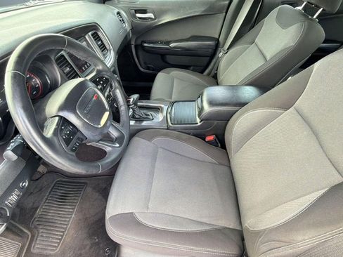 Used 2018 Dodge Charger SXT w/ Blacktop Package RWD image 5