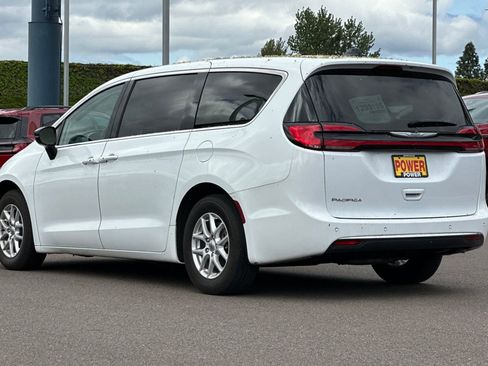 Used 2024 Chrysler Pacifica Touring-L FWD image 6