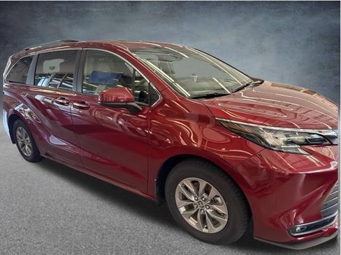 Used 2026 Toyota Sienna XLE FWD image 9