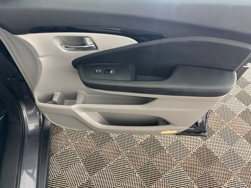 Used 2020 Honda Pilot Touring image 23