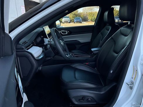 Used 2025 Jeep Compass Limited image 10