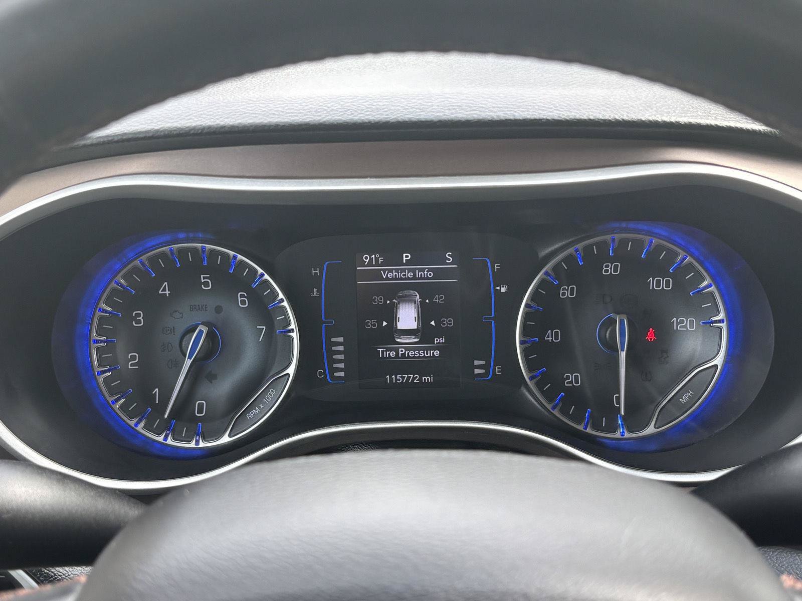 Used 2018 Chrysler Pacifica Touring-L w/ Tire & Wheel Group FWD image 13
