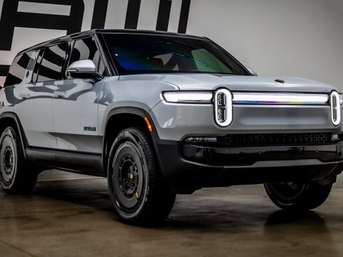 Used 2025 Rivian R1S Adventure Dual AWD/4WD image 25
