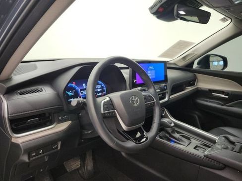 Used 2025 Toyota Grand Highlander AWD image 13