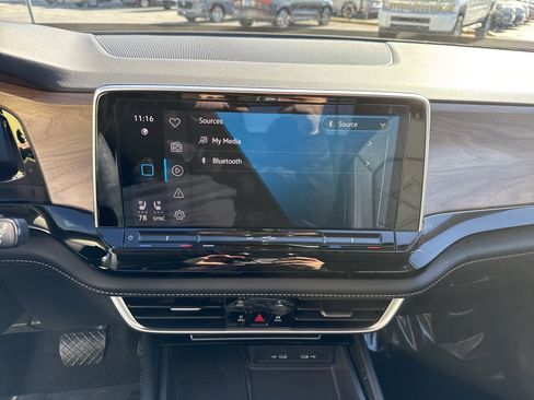 Used 2024 Volkswagen Atlas SE image 24