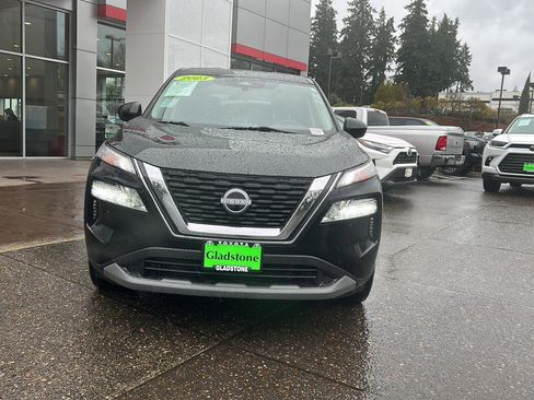 Used 2023 Nissan Rogue SV image 2
