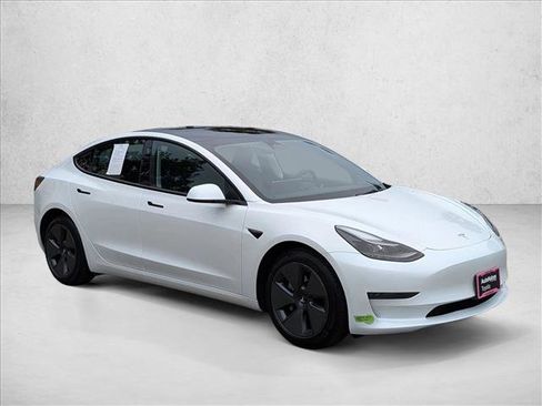 Used 2023 Tesla Model 3 Standard Range image 3