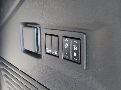 Used 2023 GMC Yukon SLT w/ SLT Luxury Package AWD/4WD image 34