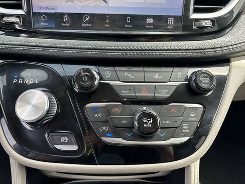 Certified 2024 Chrysler Pacifica Limited FWD image 17