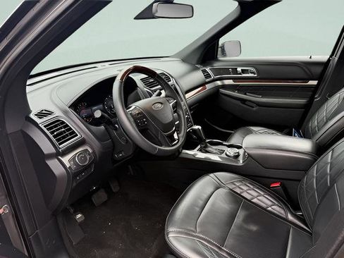 Used 2018 Ford Explorer Platinum image 4
